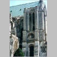 Chartres, 28, Blick auf das S-Querhaus von SW, Foto Heinz Theuerkauf, large.jpg